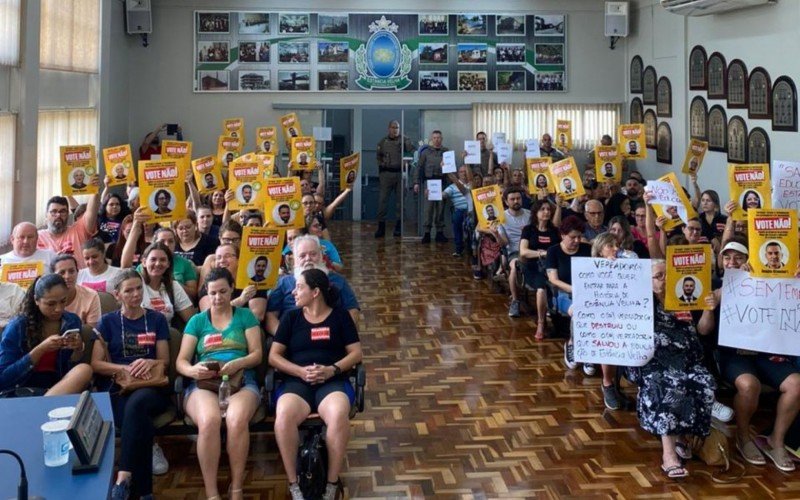 Professores protestam contra votaÃ§Ã£o doÂ plano de carreira do magistÃ©rio emÂ EstÃ¢ncia Velha