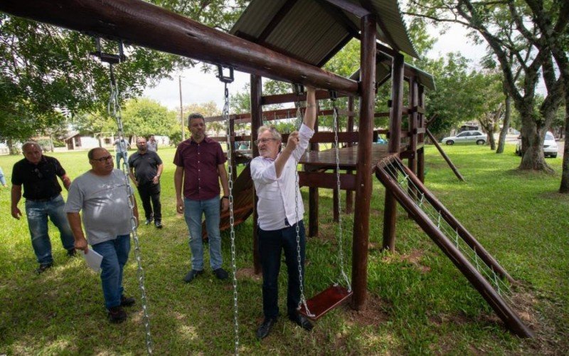 Praça Pão de Queijo ganha brinquedos novos pelo Revitaliza mais Praças