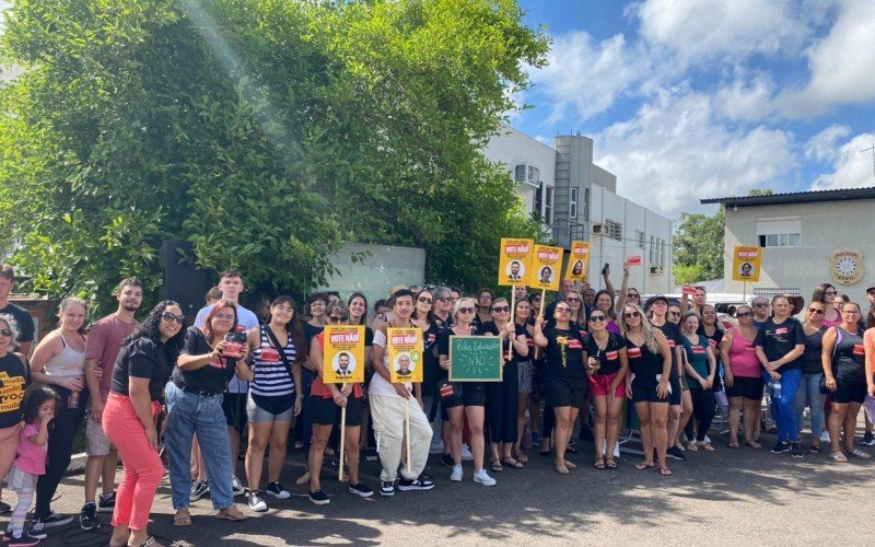 Professores protestam contra votaÃ§Ã£o doÂ plano de carreira do magistÃ©rio emÂ EstÃ¢ncia Velha