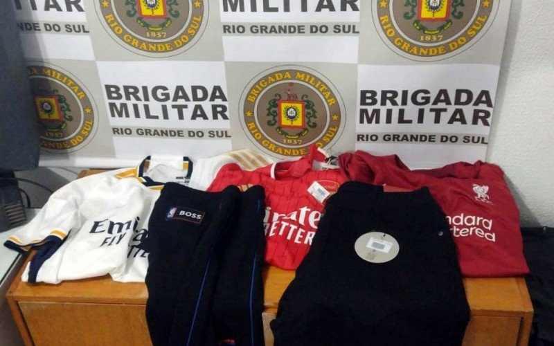 BM encontrou três camisetas e duas bermudas no veículo do homem preso | abc+