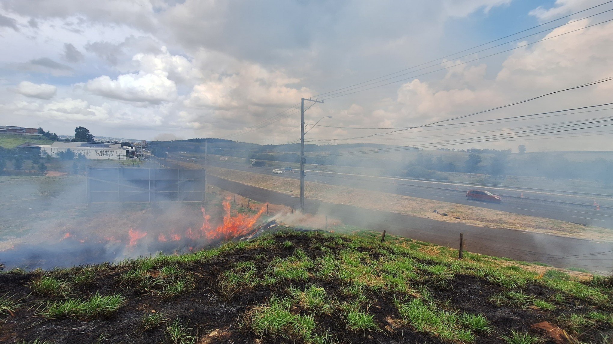 BR-116: Fumaça de incêndio em rua lateral atrapalha motoristas na rodovia