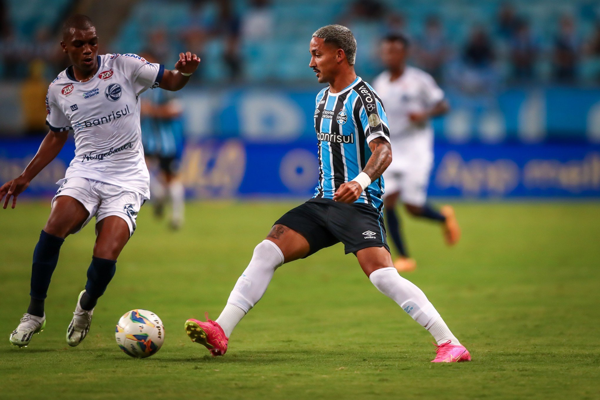 Grêmio informa lesão do meia-atacante Jhonata Robert