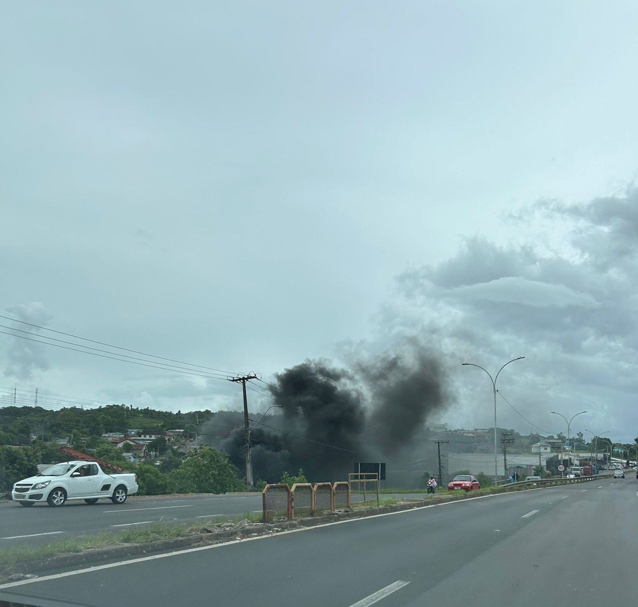 Fumaça de incêndio às margens da RS-239 atrapalha visibilidade de motoristas