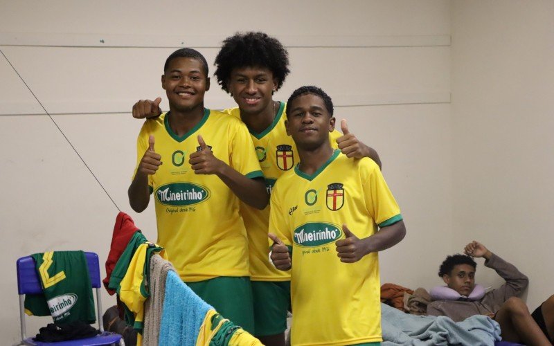 Lohan, Taylon e Renan no alojamento do Sub-19 do Santa Cruz, do Rio de Janeiro | abc+