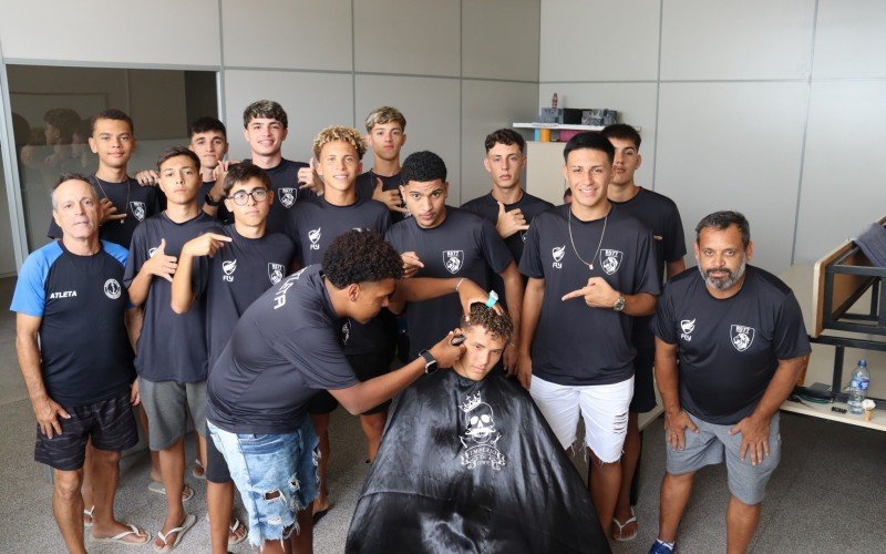 Corte de cabelo da equipe do Barrense, de Santa Catarina