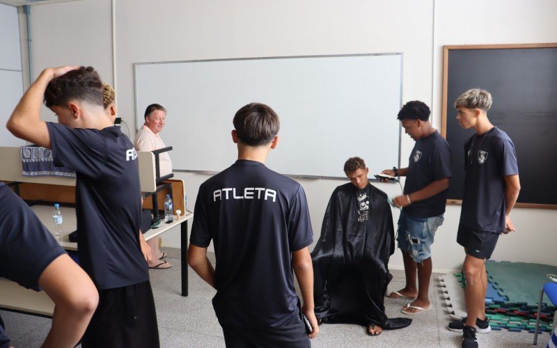 Corte de cabelo da equipe do Barrense, de Santa Catarina