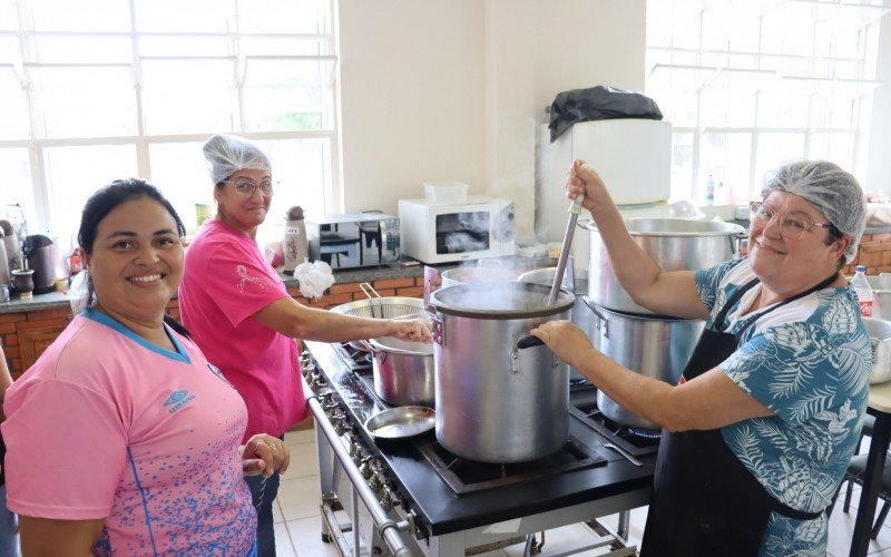 Cozinheiras preparam as refeiÃ§Ãµes para mais de 300 atletas