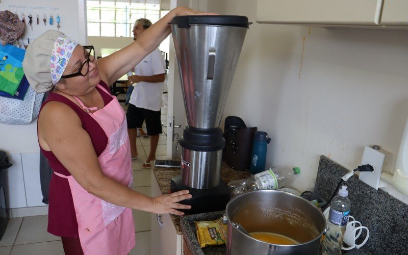 Cozinheiras preparam as refeiÃ§Ãµes para mais de 300 atletas