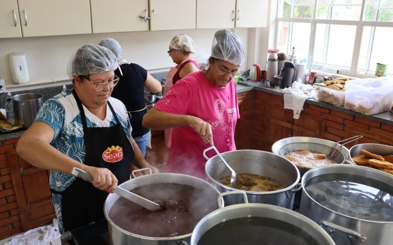 Cozinheiras preparam as refeiÃ§Ãµes para mais de 300 atletas