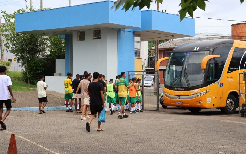 Equipes do Santa Cruz saindo para o jogo