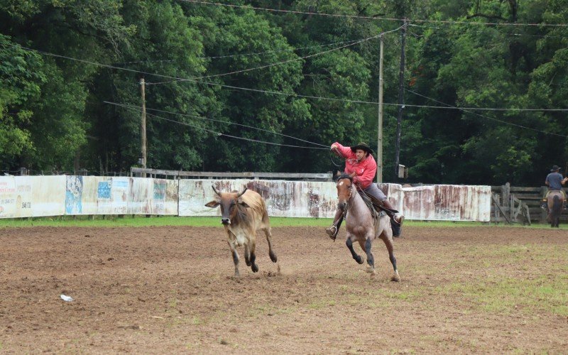 Provas de tiro de laÃ§o reÃºnem cerca de 600 competidores em TrÃªs Coroas