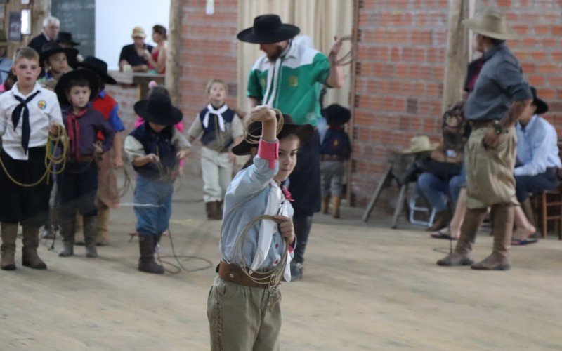 CrianÃ§as participam de prova de vaca parada