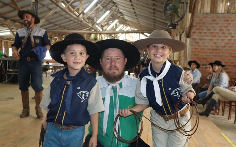 Diego Soares com os filhos Bernardo Soares, 6, e Maria Clara de Brito Soares, 7 | abc+