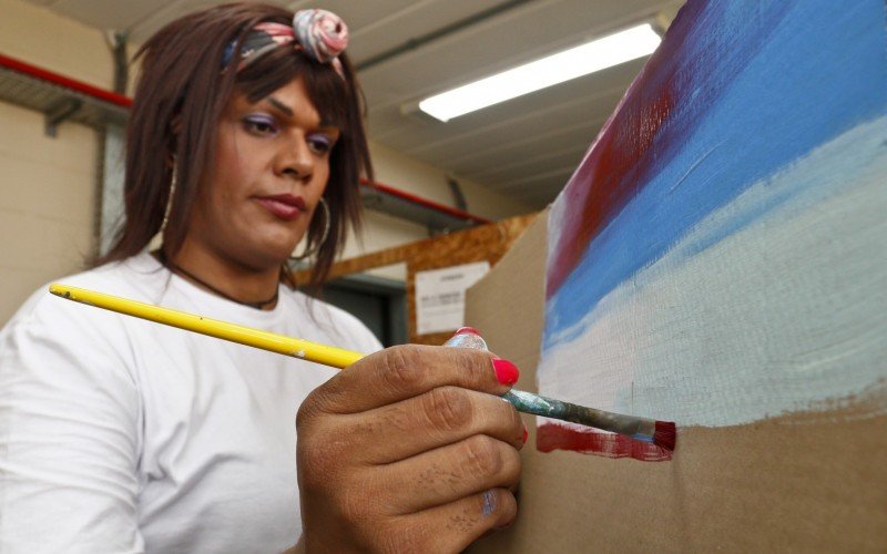 Pamela é uma das apenadas que participou de projeto na Pecan para pintura em telas