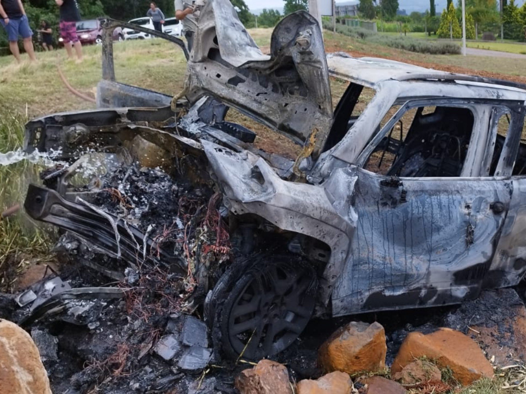 ACIDENTE DE TRÂNSITO: Carro capota, colide em pedras e é destruído pelo fogo na RS-235