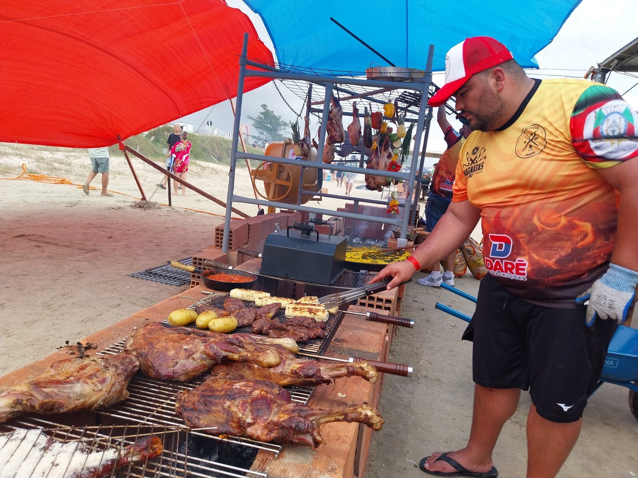Mais de 1,2 mil assadores participam de ação na praia que destaca o verdadeiro churrasco gaúcho