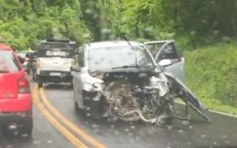 Três pessoas ficam feridas em colisão entre carros na RS-115  | abc+