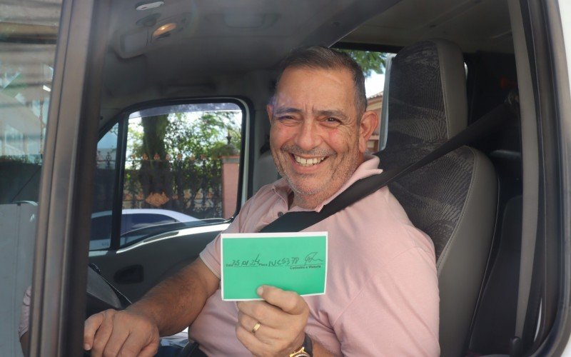 Após a vistoria, motoristas recebem um selo para colar no painel da van; Vitor já garantiu o seu