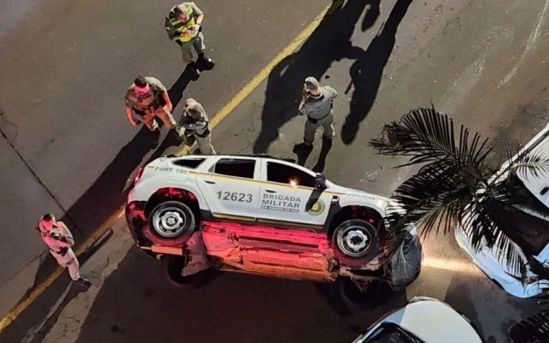 Duster da Brigada Militar tombou após acidente na esquina da Bento com a Flores da Cunha | abc+