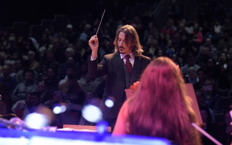 Maestro Leandro Serafim regendo a Orquestra SinfÃ´nica de Gramado, no Gramado in Concert