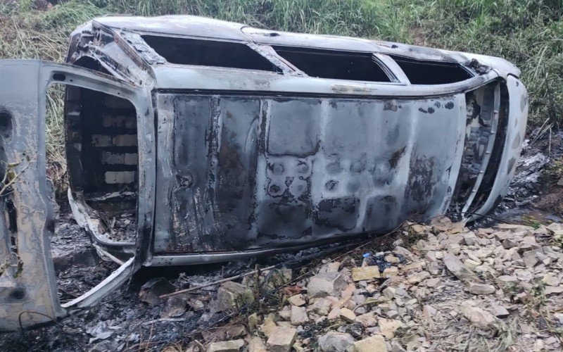 Mitsubishi Grandis saiu da pista, capotou e pegou fogo; quatro ficaram feridos