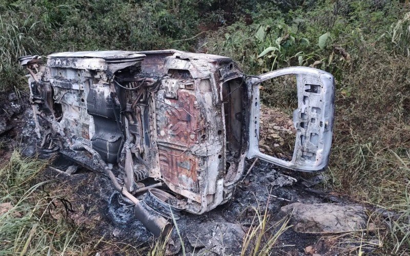Mitsubishi Grandis saiu da pista, capotou e pegou fogo; quatro ficaram feridos