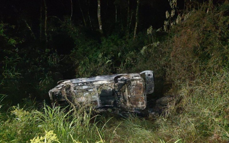 Mitsubishi Grandis saiu da pista, capotou e pegou fogo; quatro ficaram feridos