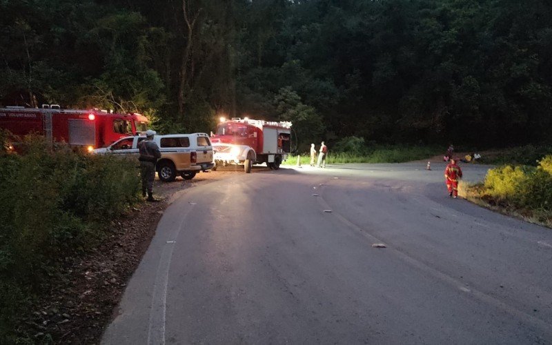 Mitsubishi Grandis saiu da pista, capotou e pegou fogo; quatro ficaram feridos