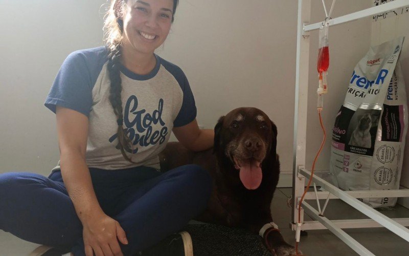Zuquinho durante a quimioterapia com sua tutora, BÃ¡rbara Rolim