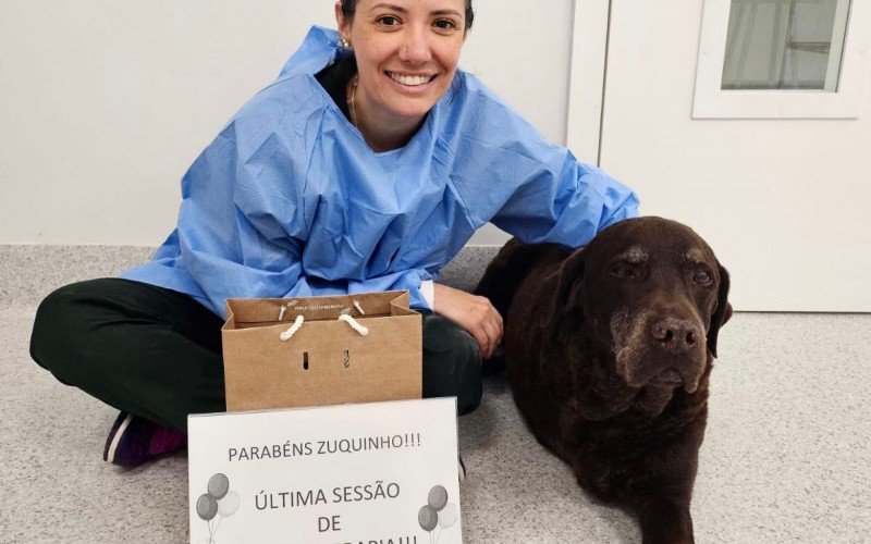 Zuquinho e sua mÃ©dica veterinÃ¡ria, Dr.? Pamela Garcia de Almeida, na Ãºltima sessÃ£o de fisioterapia