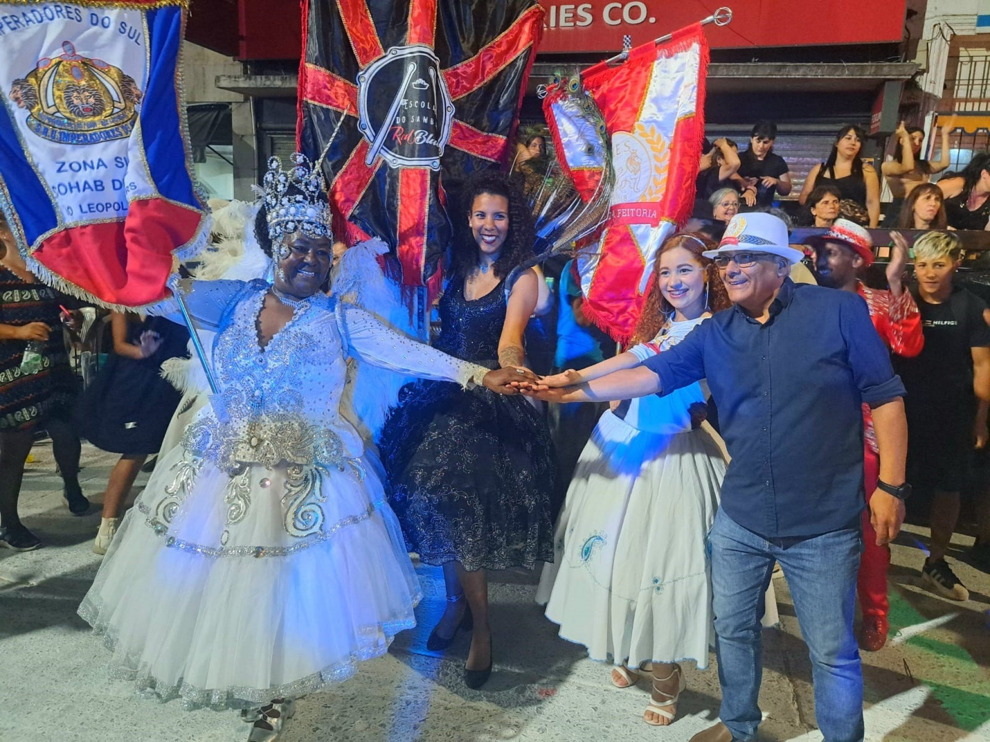 Comitiva leopoldense gingou pela avenida do carnaval uruguaio, em Canelones