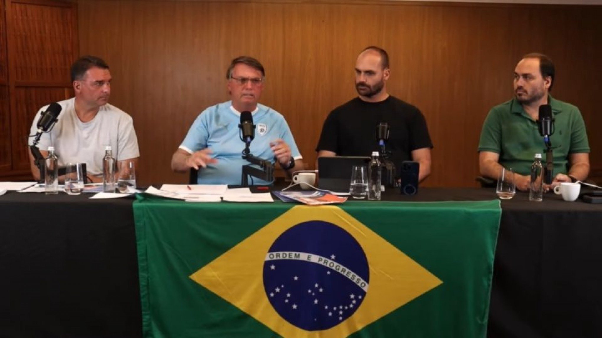Advogado de Bolsonaro diz que ex-presidente e filhos teriam saído para pescar e nega fuga da PF