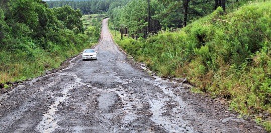 Em dias de chuva, como a registrada hÃ¡ duas semanas, a condiÃ§Ã£o da rodovia RS-110 fica ainda pior em SÃ£o Francisco de Paula