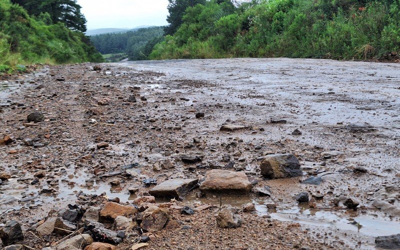 Pedras soltas se tornam uma armadilha a mais para os motoristas que transitam pela RS-110 