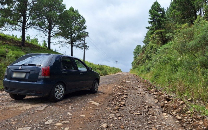 Motorista andam em ziguezague para escapar de buracos e pedras em trecho da RS-110 
