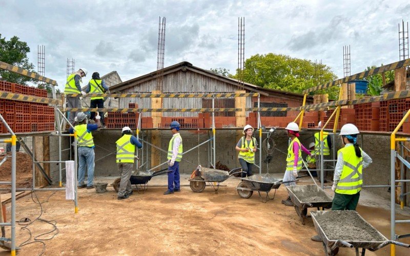 VoluntÃ¡rios se preocupam com seguranÃ§a nas obras do SalÃ£o do Reino