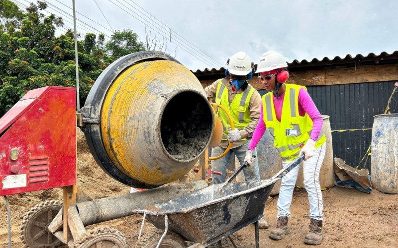 VoluntÃ¡rios se preocupam com seguranÃ§a nas obras do SalÃ£o do Reino
