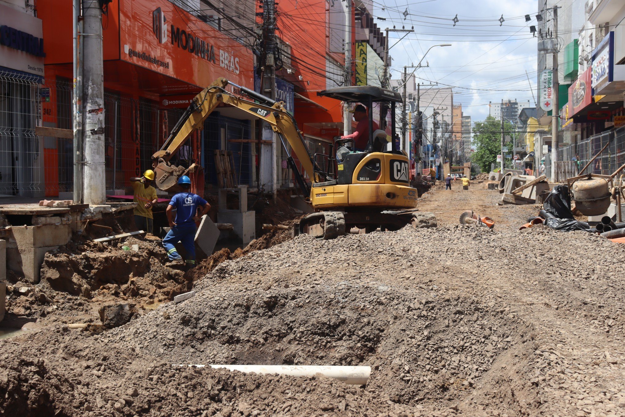 Obras na Rua Independência avançam, mas preocupam lojistas locais