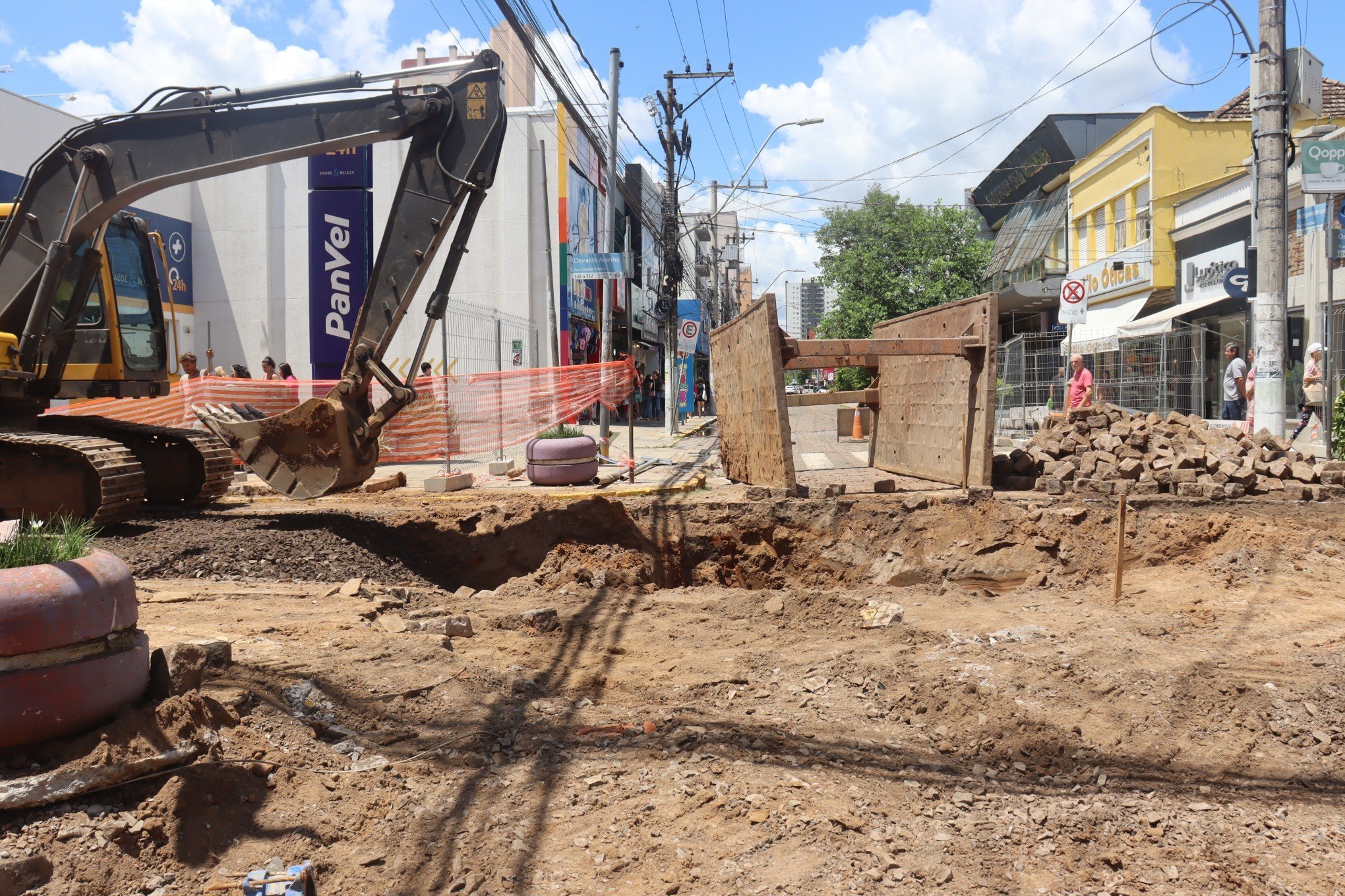 Obra de revitalizaÃ§Ã£o da Rua IndependÃªncia - cruzamento da Rua Osvaldo Aranha com a IndependÃªncia