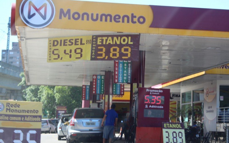 Postos aumentam valor da gasolina um dia antes do reajuste de ICMS | abc+