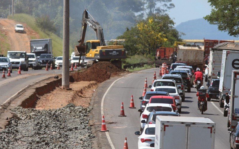 Obras para construÃ§Ã£o da terceira faixa causam lentidÃ£o na BR-116, em Novo Hamburgo