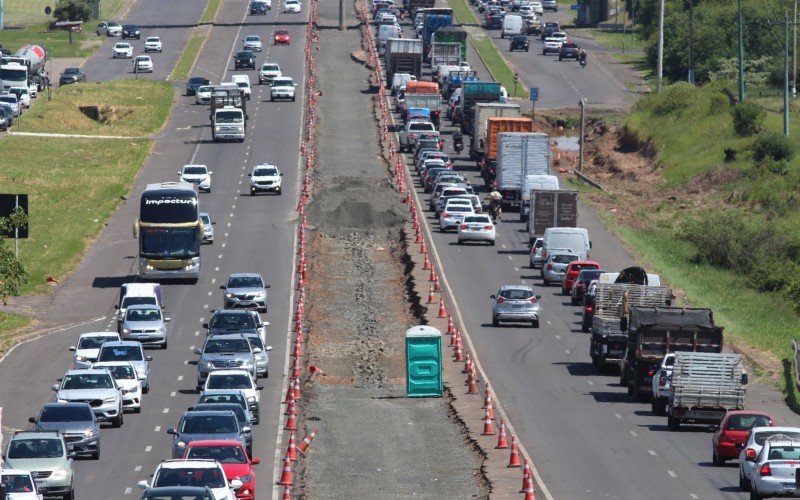 Obras para construÃ§Ã£o da terceira faixa causam lentidÃ£o na BR-116, em Novo Hamburgo