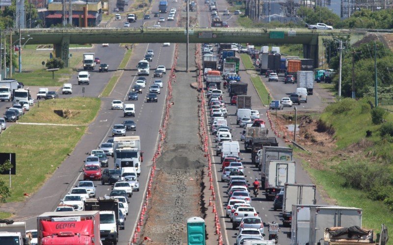 Obras para construÃ§Ã£o da terceira faixa causam lentidÃ£o na BR-116, em Novo Hamburgo