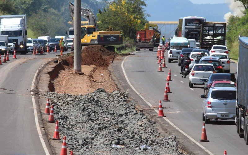 Obras para construÃ§Ã£o da terceira faixa causam lentidÃ£o na BR-116, em Novo Hamburgo