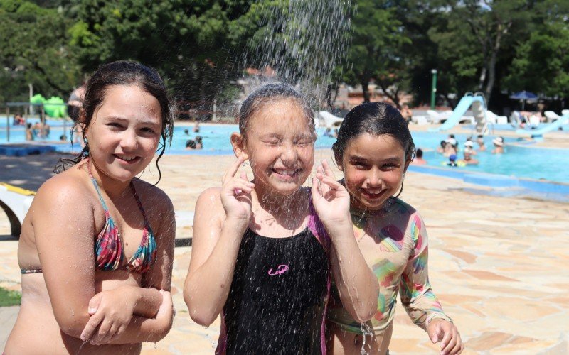 Final de semana deve ser de calor no Litoral Norte e RegiÃ£o Metropolitana Rafaela Patan (no meio), 8, JÃºlia Pereira (direita), 7, Manoela Maciel, 9, aproveitando as fÃ©rias na piscina