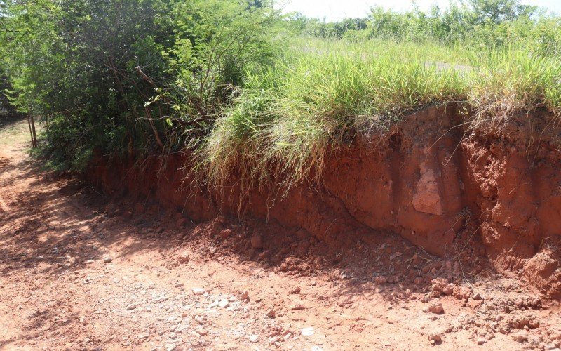 A estrutura é como uma "parede" que tem a função de barrar inundações no bairro Campina