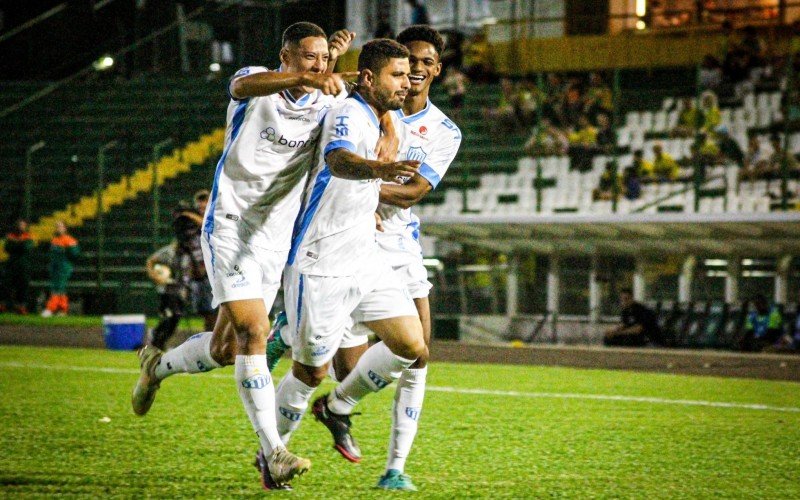 Dionathã entrou e marcou o gol de empate para o Novo Hamburgo | abc+