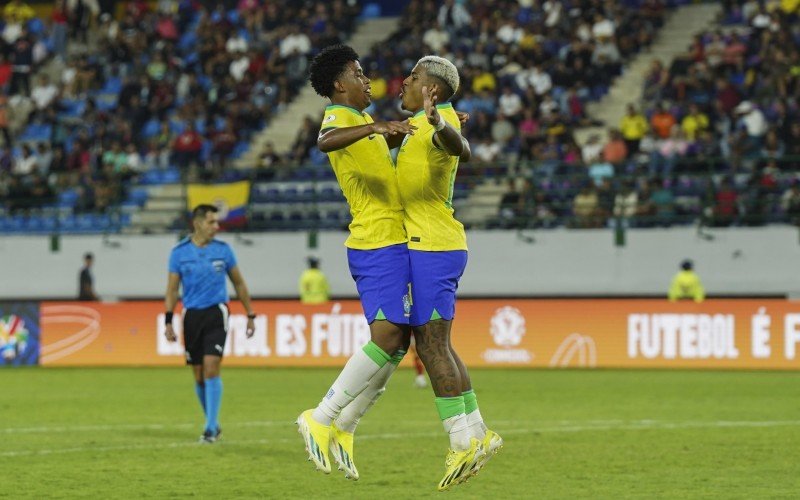 Andrey Santos e John Kennedy comemoram gol diante da Colômbia  | abc+