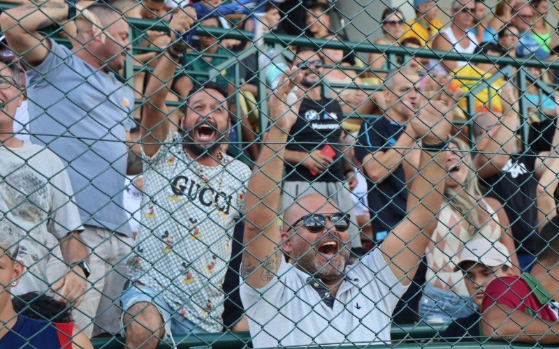 Torcida comemora o tÃ­tulo do Cruzeiro na Sub-15