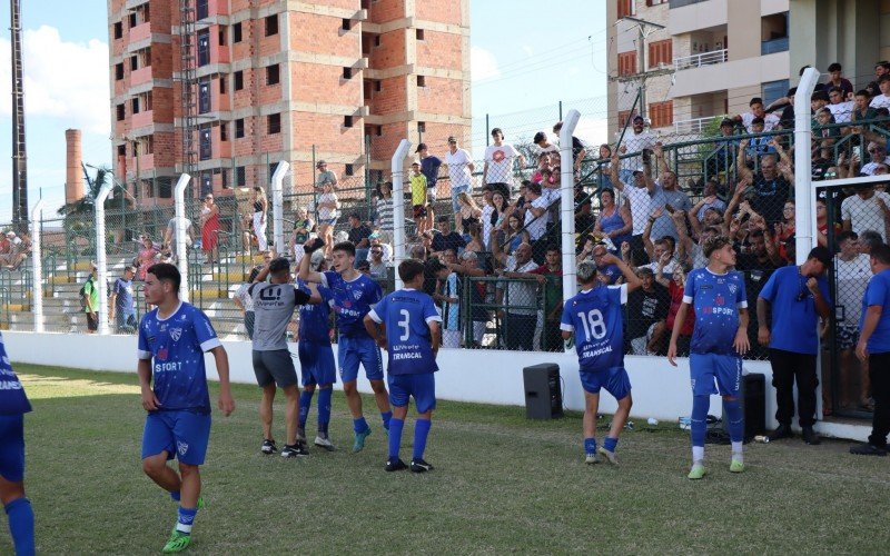 Torcida comemora o tÃ­tulo do Cruzeiro na Sub-15